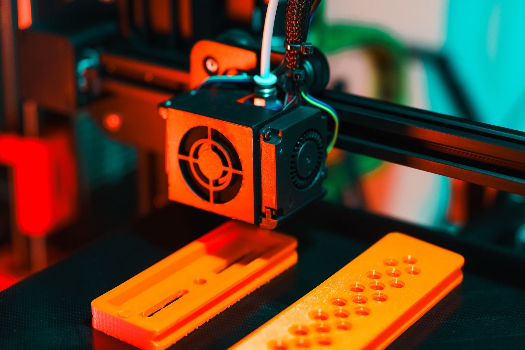 FDM print head laying down a part.